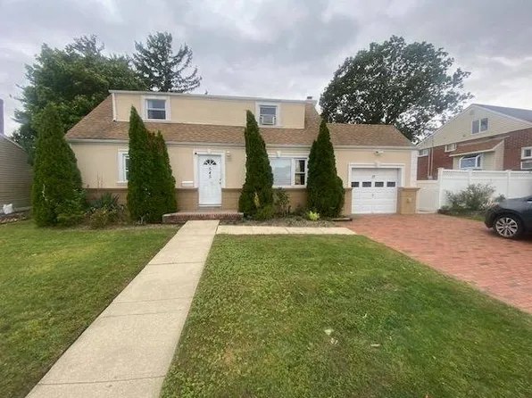 545 Kings Ave, Massapequa, NY 11758