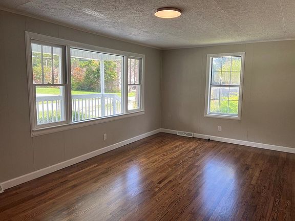 5th image of 113 Henderson St
