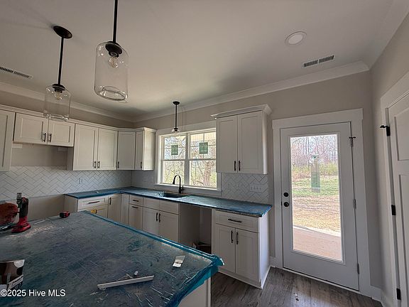3rd image of 215 Ruskin Drive