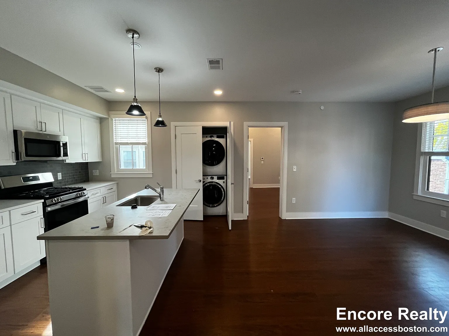 3 bed, 3.5 bath, 9999 sqft, $9,200 — Photo 3