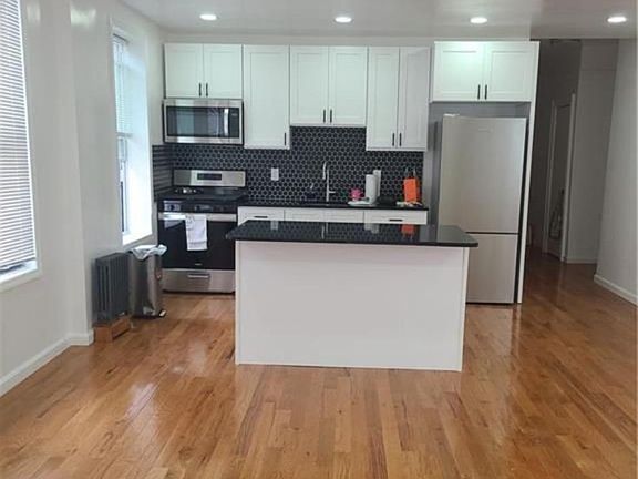 5th image of 950 E 223rd St Floor 2