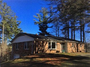 122 Surry Ln, Hendersonville, NC 28791