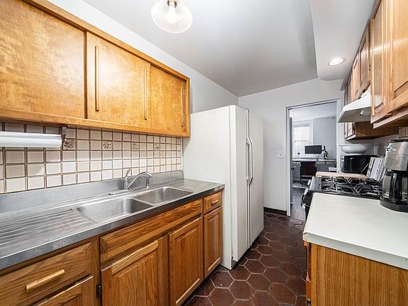 5th image of 446 Jersey Ave #1