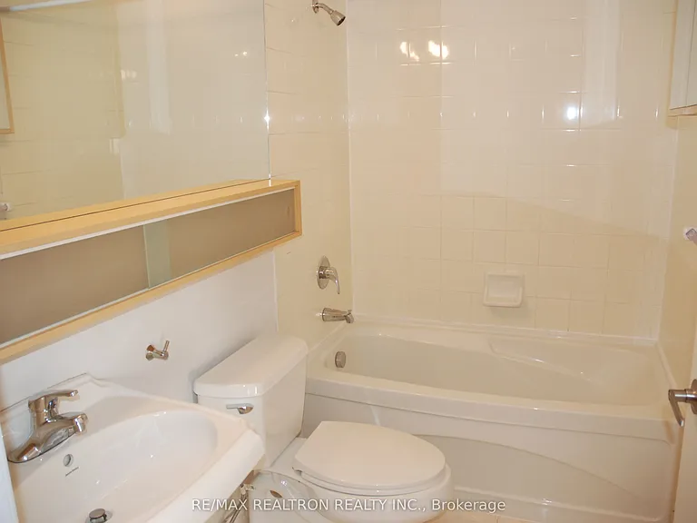 85 Bloor St E #913 — Photo 13