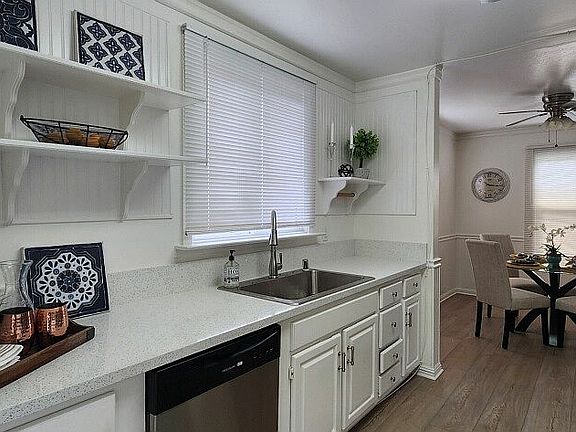 2nd image of 5613 Bayview Ave