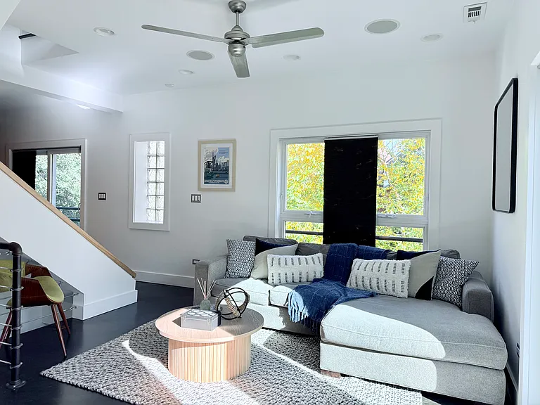 1738 N Hoyne Ave — Photo 22