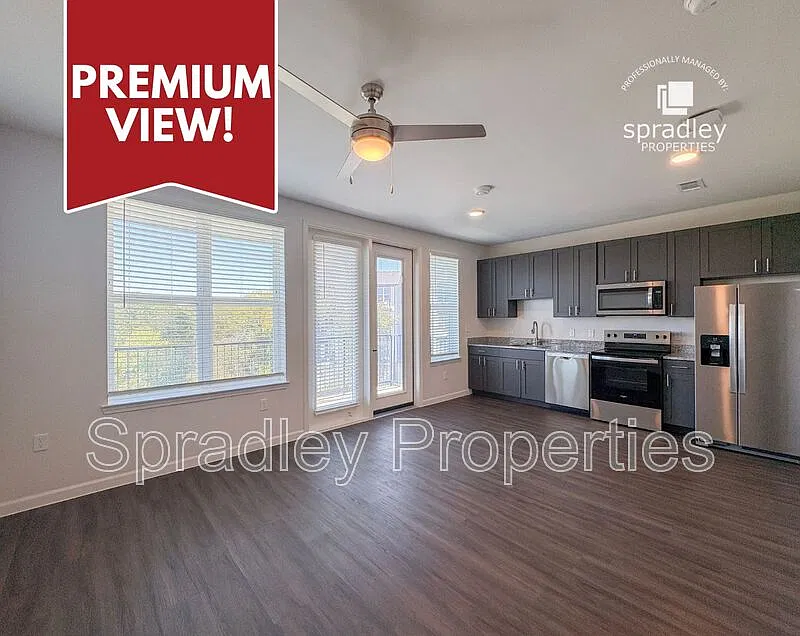 1 bed, 1.0 bath, 733 sqft, $1,300 — Photo 1