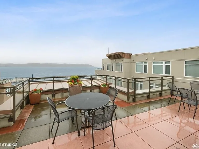 rooftop deck with 2 BBQs and plenty of seating WOW! its amazing.