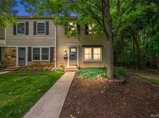 930 Little Hill Ct, Rochester, MI 48307