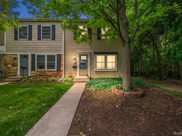 930 Little Hill Ct, Rochester, MI 48307