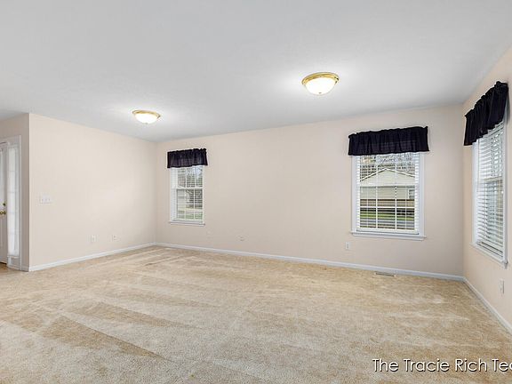 4th image of 4889 Castle Hill Ct NE