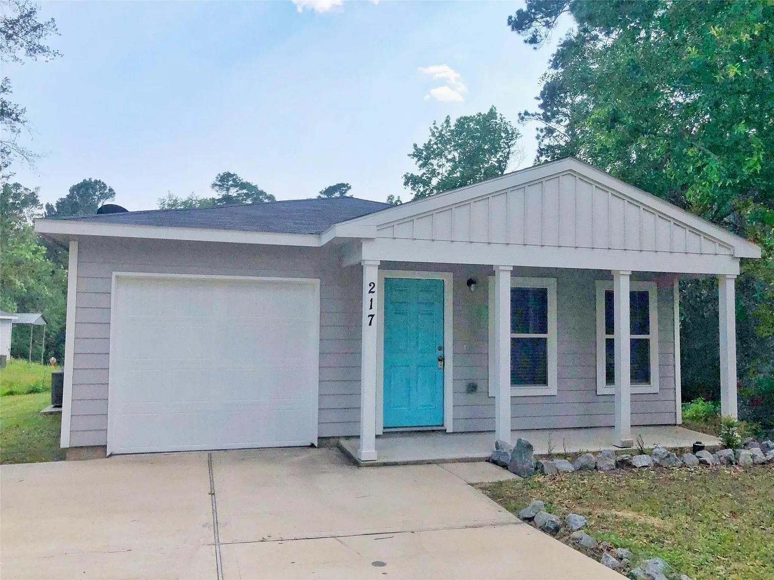 3 bed, 2.0 bath, 1120 sqft, $1,600 — Photo 2