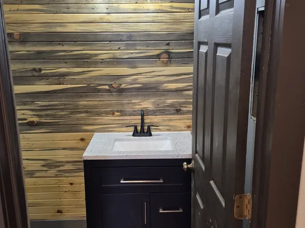 328 5th St SW APT 1, Canton, OH 44702