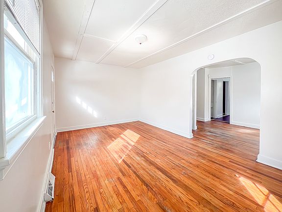 4th image of 1113 Evergreen Ave