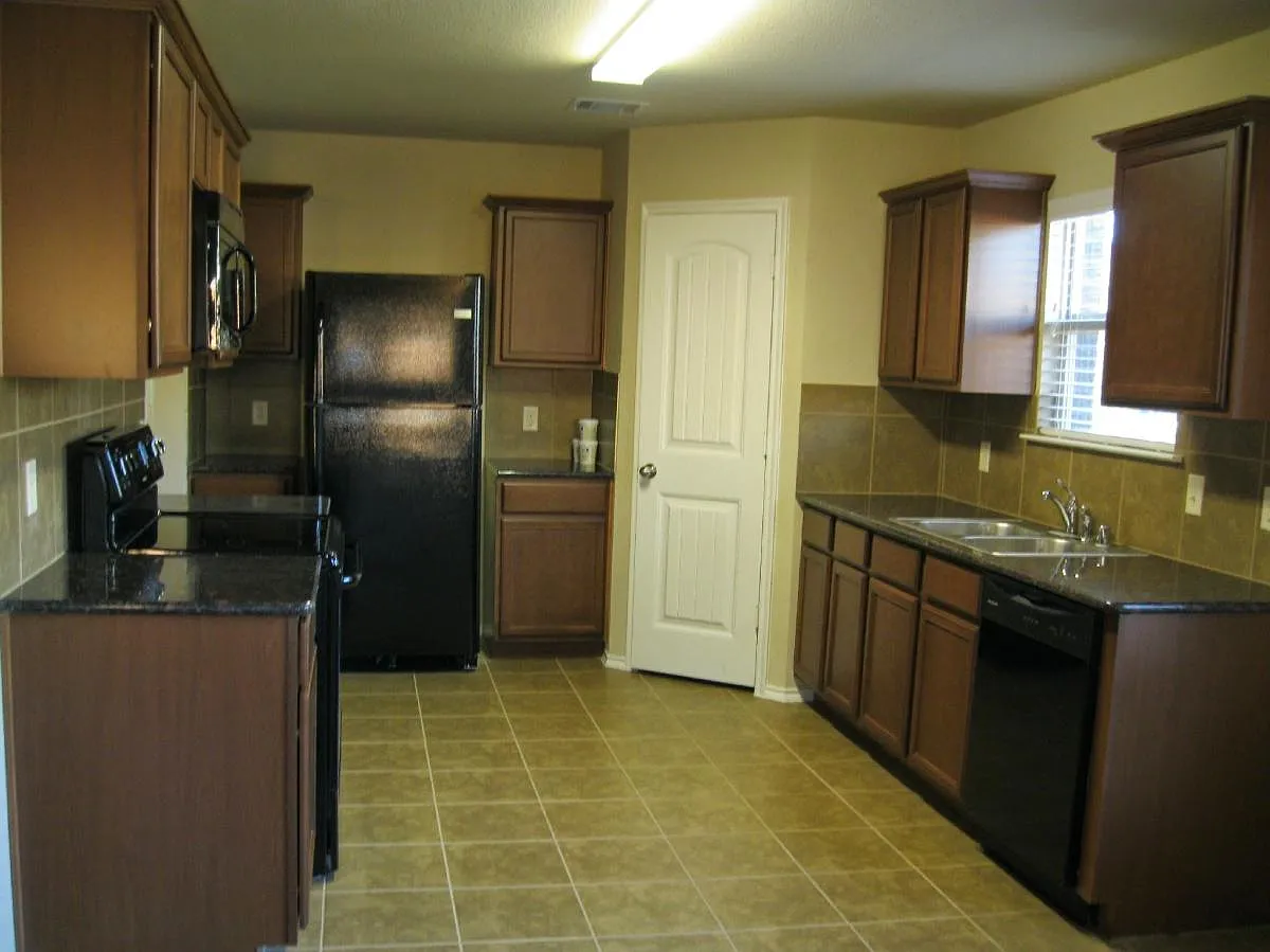 5 bed, 3.5 bath, 2342 sqft, $2,000 — Photo 3