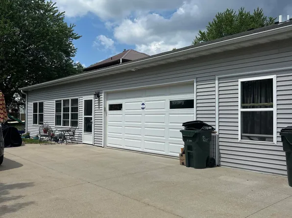 305 West St SW, Waukon, IA 52172