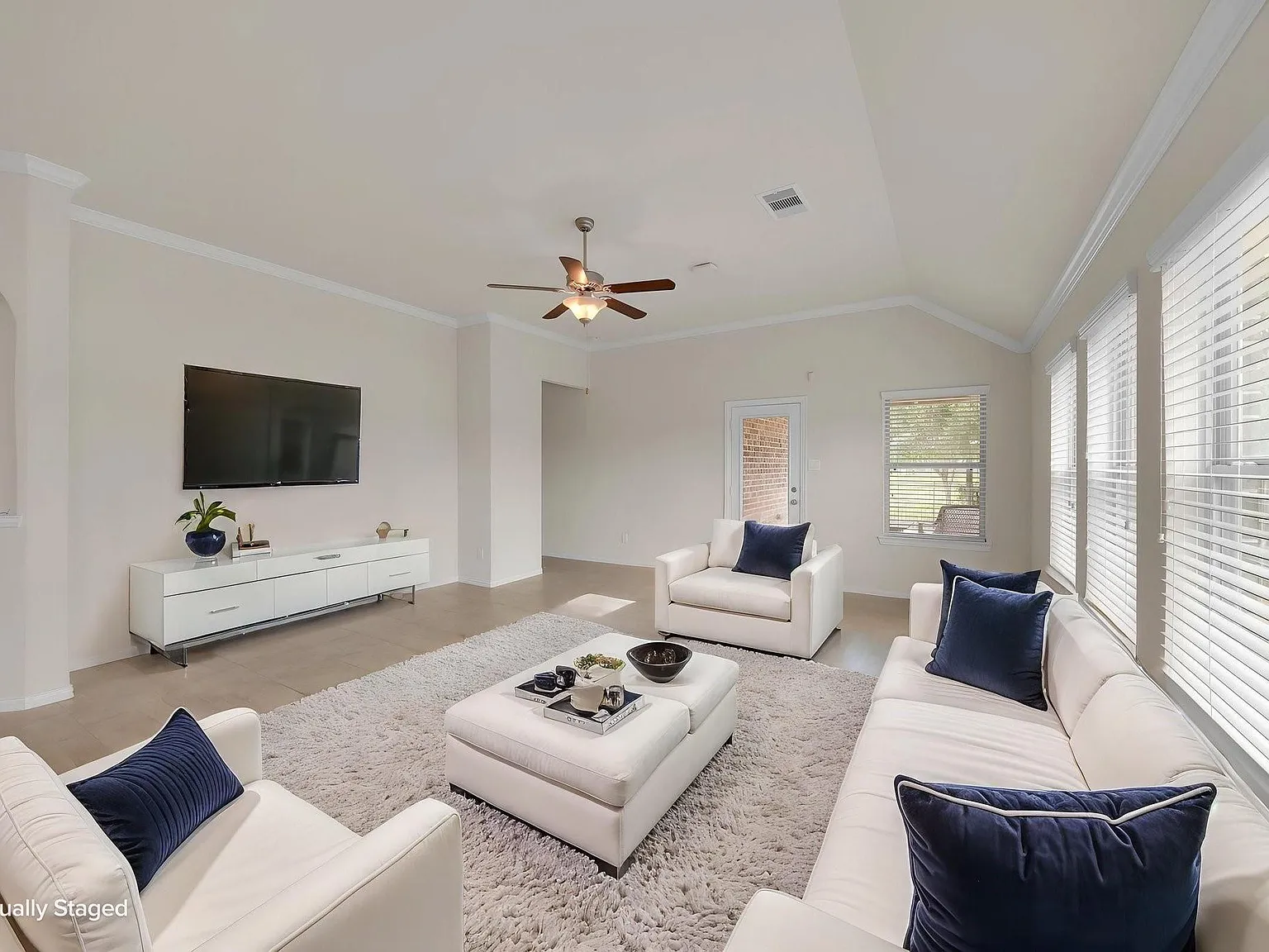 3 bed, 2.0 bath, 2043 sqft, $3,100 — Photo 4