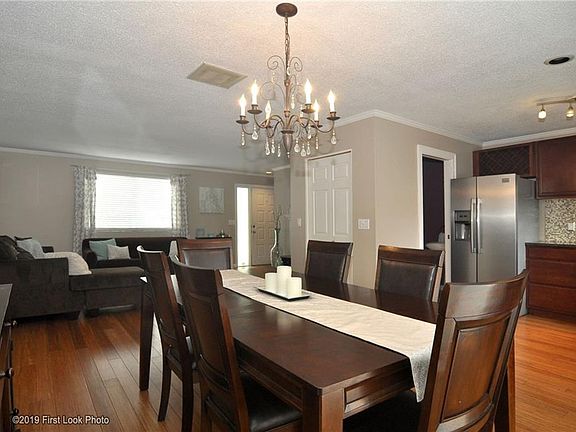 2nd image of 864 Stratford Ln #864