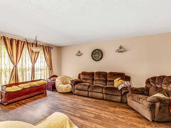 4th image of 34 Summercress Ln