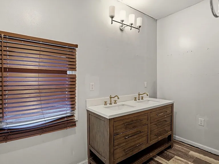 1821 Benjamin St — Photo 7