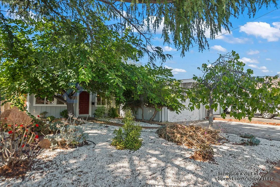 3 bed, 1075 sqft, $4,463 — Photo 4