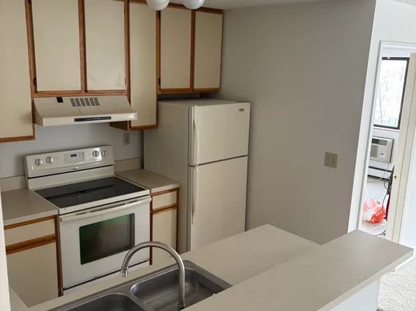 Summit Place Apartments, 250 Selby Ave APT 32, Saint Paul, MN 55102