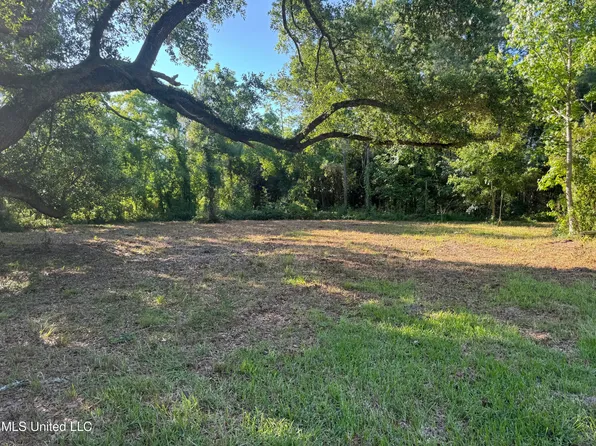528 Sears Ave, Waveland, MS 39576