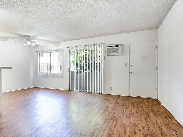 5292 Newcastle Ave — Photo 15