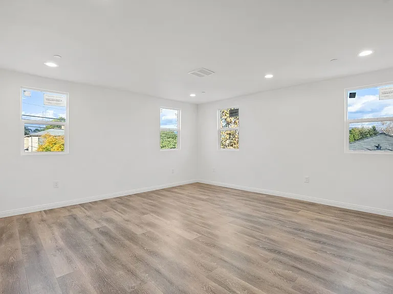 11560 Archwood St — Photo 11