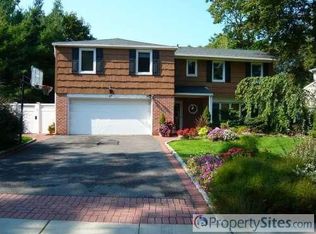 22 Hemlock Dr, Syosset, NY 11791