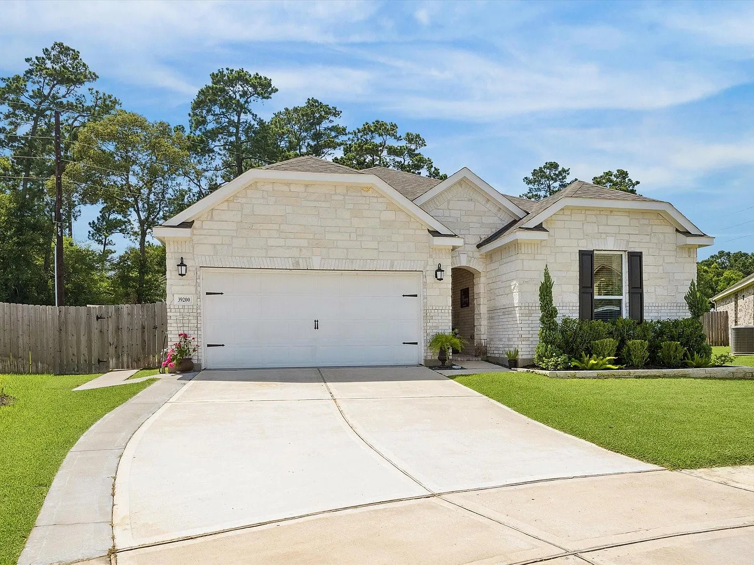3 bed, 2.0 bath, 2461 sqft, $2,550 — Photo 2