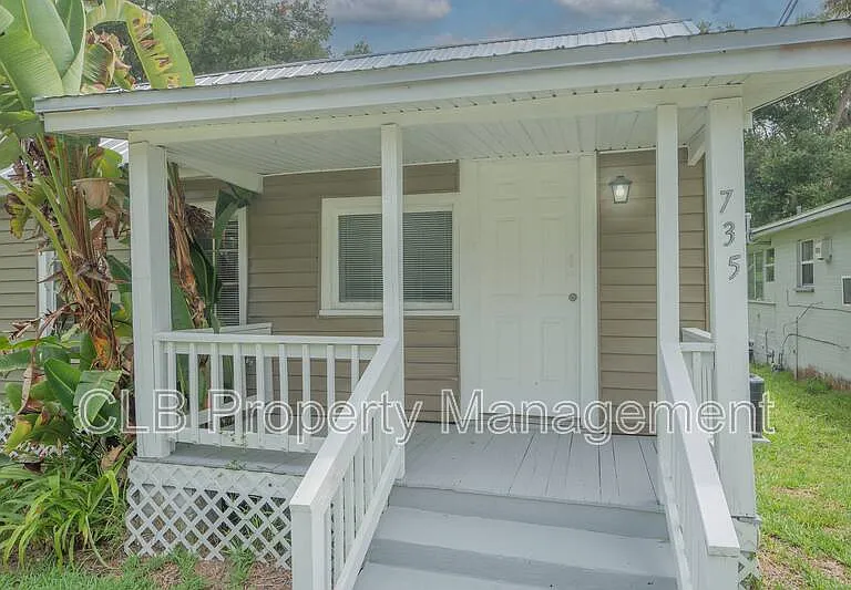 735 Marion St — Photo 1
