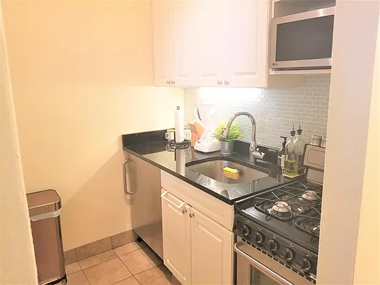 Sold by R New York | media 2