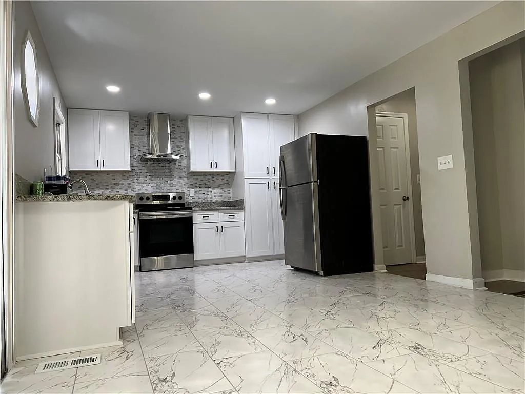 4 bed, 3.0 bath, 2950 sqft, $2,995 — Photo 4