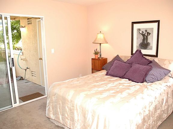 Master suite w/walk-in closet & landscaped patio