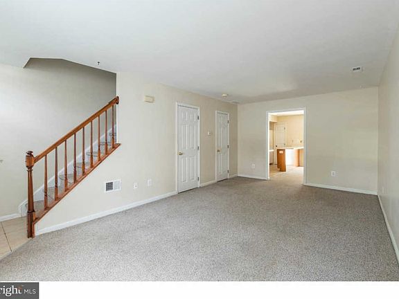 4th image of 130 Creekside Ct