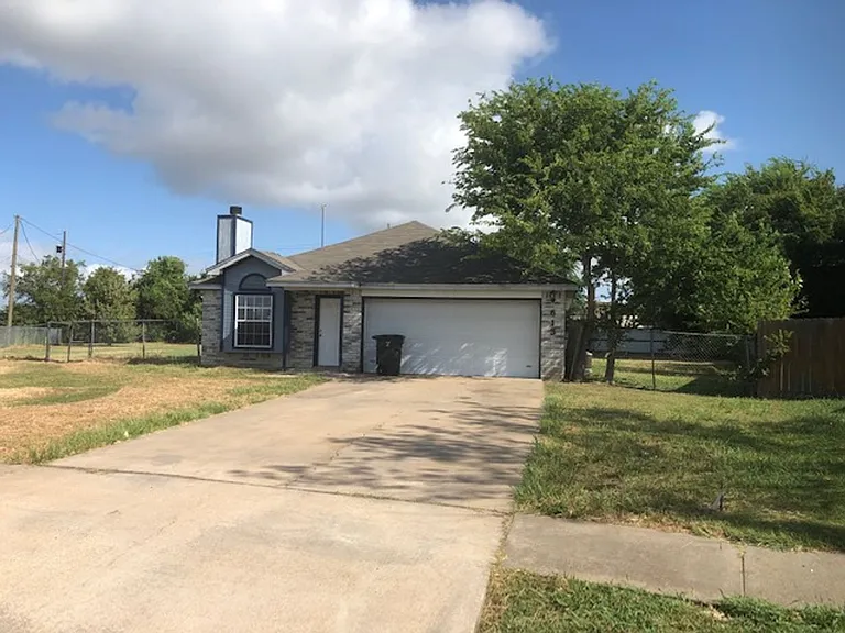 613 Lisa Ln — Photo 1