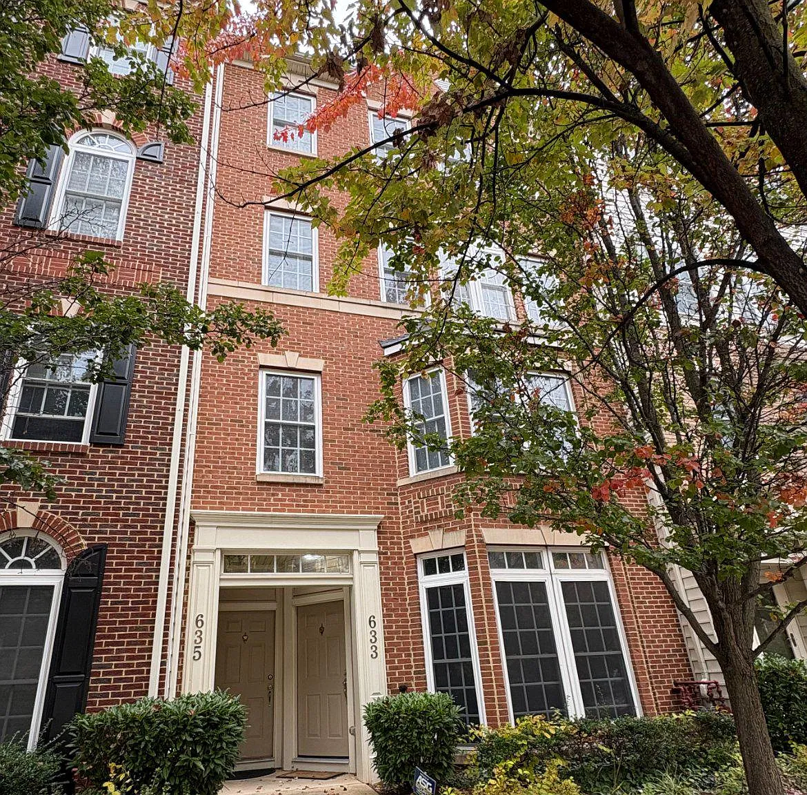 3 bed, 2.5 bath, 2894 sqft, $2,900 — Photo 2