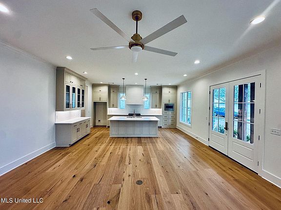 4th image of 104 Ridge St