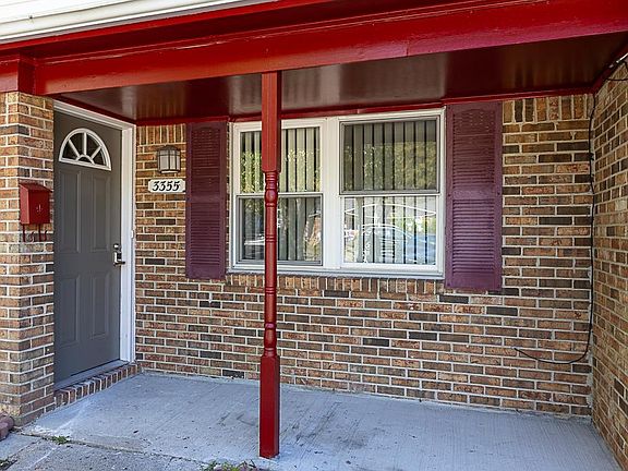 Nice covered front porch directly in front of your driveway - a breeze to bring in groceries!