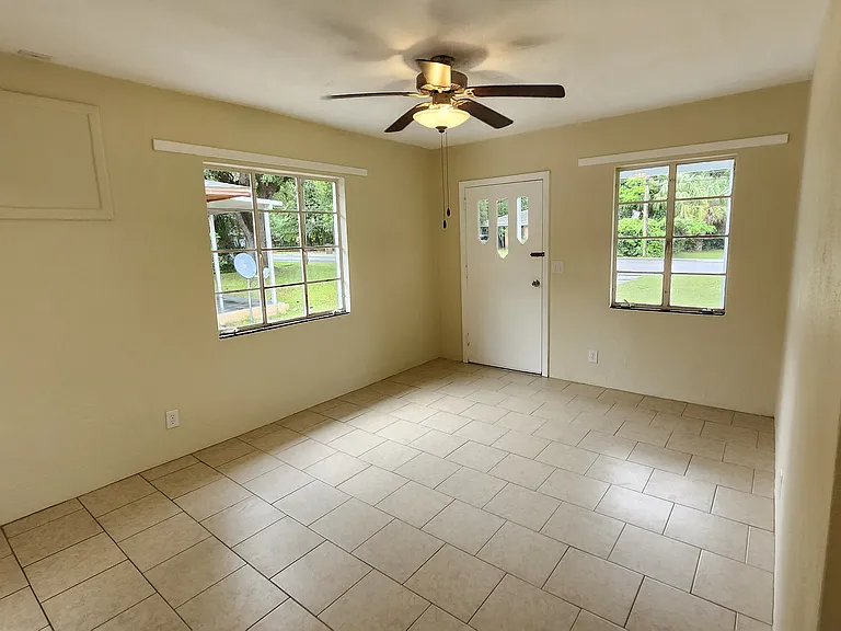 646 Ditmar St — Photo 3