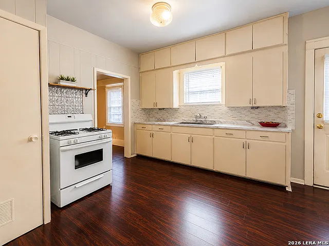 3 bed, 1.0 bath, 1384 sqft, $1,525 — Photo 3