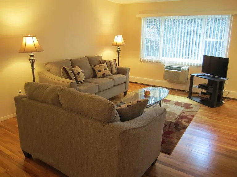 82 Regency Park Dr — Photo 5