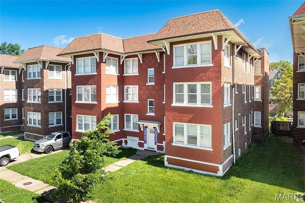 3 bed, 2.0 bath, 9681 sqft, $1,795 — Photo 3