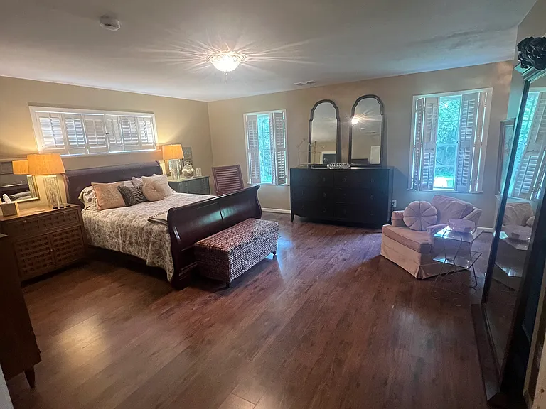 2418 Oak Dr — Photo 1
