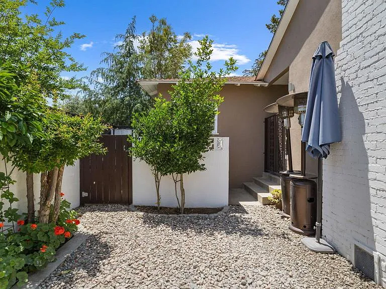 2030 N Altadena Dr — Photo 52