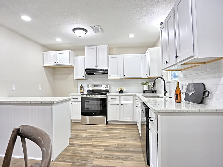 704 Natchez River Cir — Photo 30