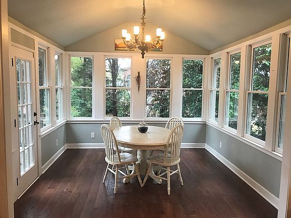 Bright breakfast room