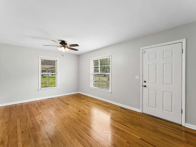 900 Velma Ln — Photo 9