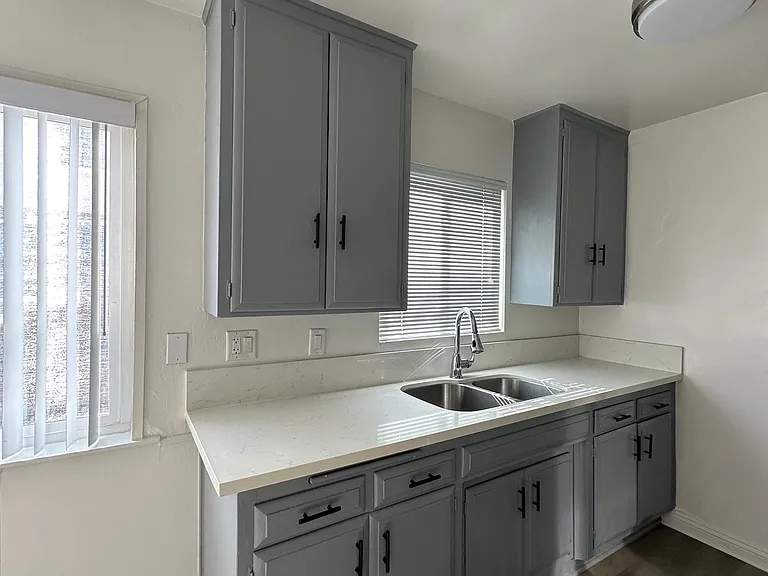220 Alabama St #E — Photo 11